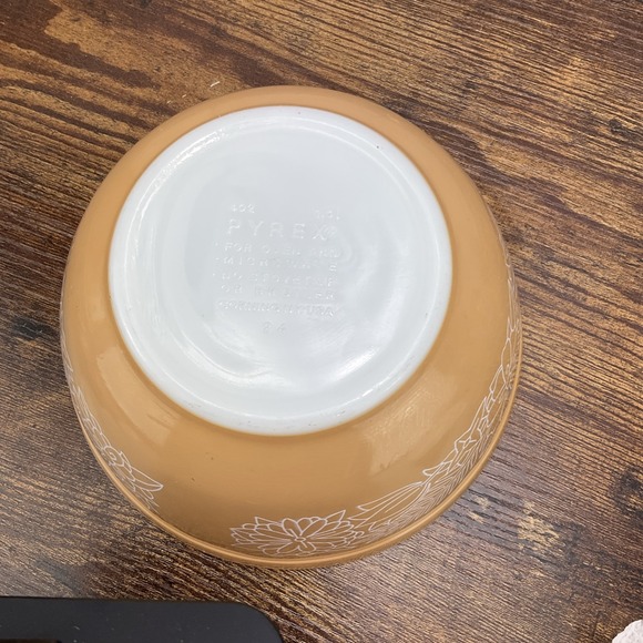 Vintage Pyrex Bowl 402 Woodland 1.5 Quart Pyrex Bowl - Picture 7 of 9
